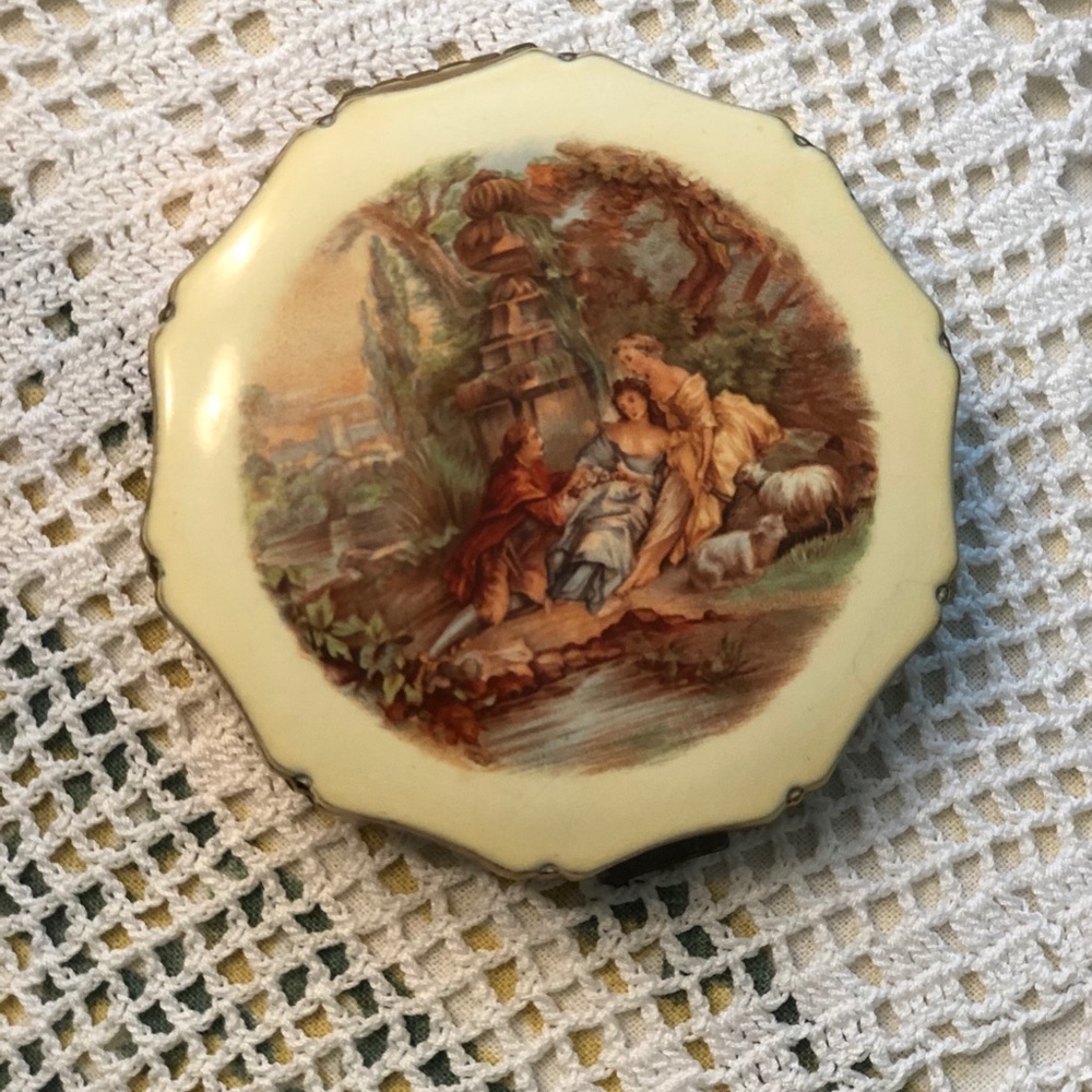 Vintage KIGU of London powder compact.